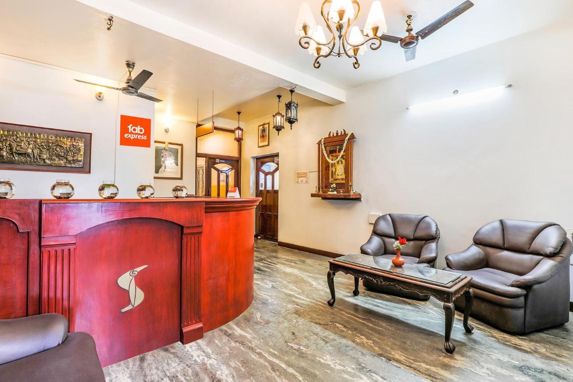 Fabexpress Santhi Inn - 500 Meters From Promenade Beach Pondicherry Exteriör bild