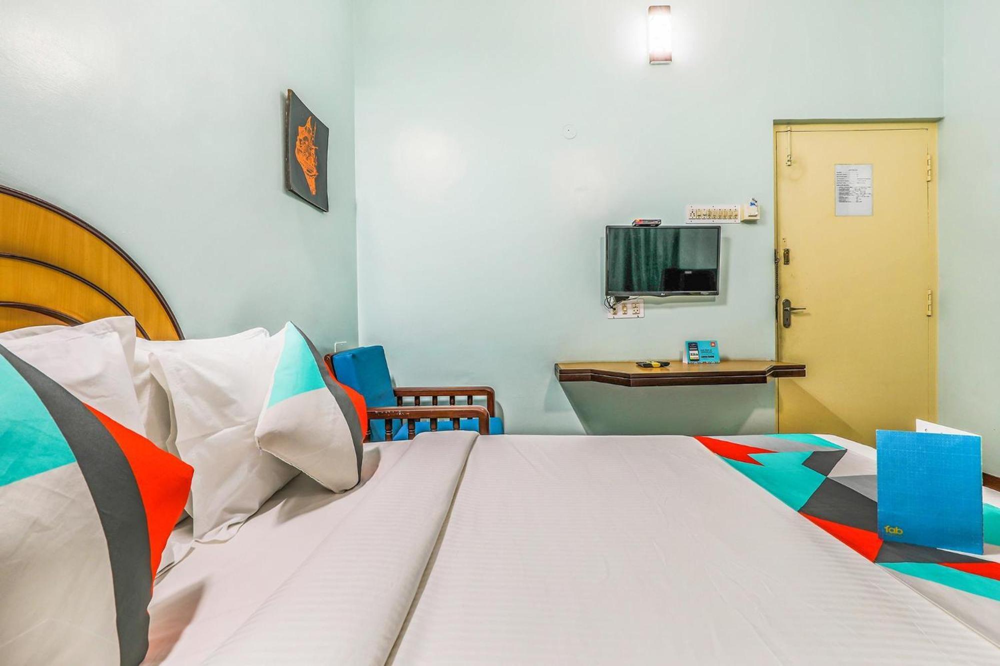 Fabexpress Santhi Inn - 500 Meters From Promenade Beach Pondicherry Exteriör bild